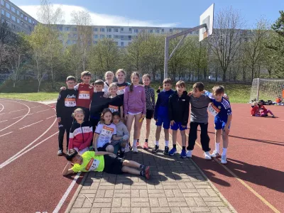 Grundschule beim Staffellauf